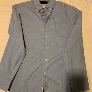 Size M American Eagle Button down mens long sleeve. Light blue